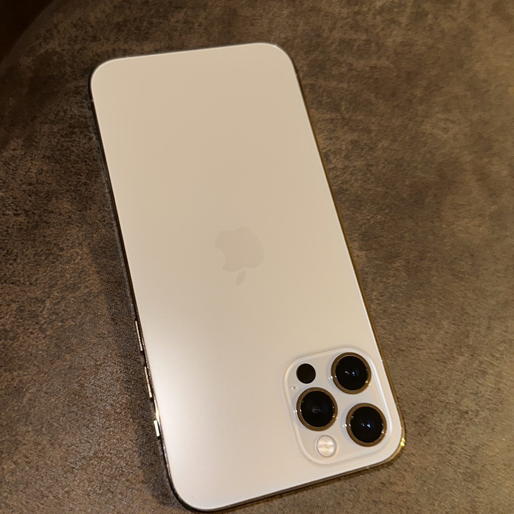 Iphone 12 Pro 128 Gb
No cracks or any issues with screen,battery or camera.